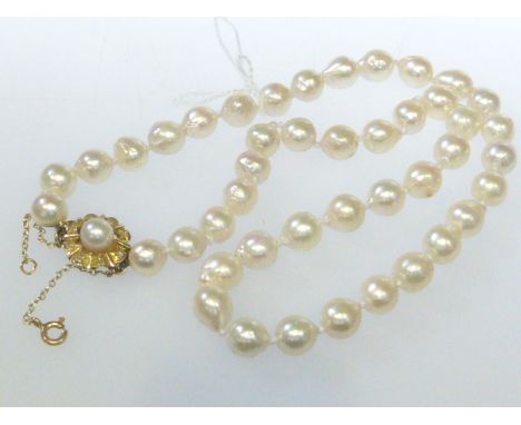 Cultured pearl necklace, the uniform pearls on a yellow metal clasp stamped 14K 585, length 43cm