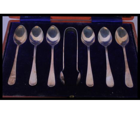 A cased set of 20th century silver hallmarked teaspoons and sugar tongs set complete in the original presentation case. Beari