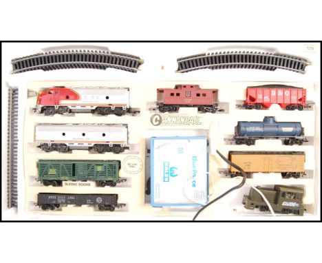 An original vintage believed Bachmann made HO / 00 Gauge model railway train set Cannonball Express Santa Fe having track and