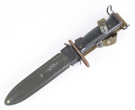 A U.S. M5 bayonet, having a 17cm blade and chequered moulded plastic grips, housed in a U.S. M8 scabbard by Beckwith Manufact