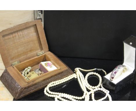 A SMALL TRAY OF COSTUME JEWELLERY TO INCLUDE AN INDIAN STYLE JEWELLERY BOX, BANGLE ETC