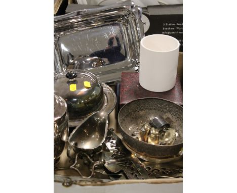 A TRAY OF ASSORTED METALWARE TO INCLUDE A SILVER PLATED WATER JUG BY WALKER &amp; HALL, CONTINENTAL WHITE METAL BOWL ETC