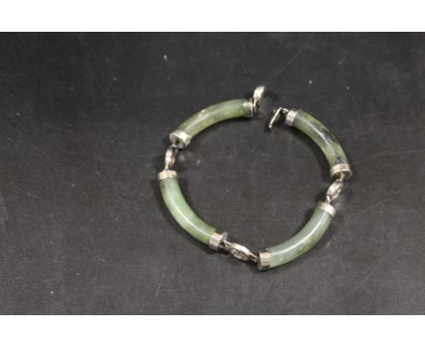 A MODERN FAUX JADE AND WHITE METAL BRACELET WITH ORIENTAL CHARACTER MARK EMBELLISHMENT