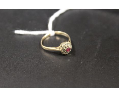 A HALLMARKED 9CT GOLD RUBY RING - APPROX 1.3 G