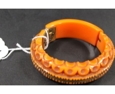 A VINTAGE EARLY / MID CENTURY LUCITE HINGED BANGLE