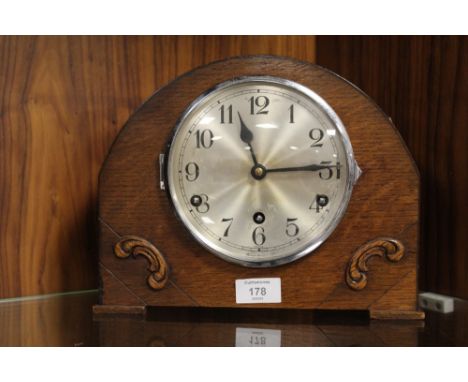A VINTAGE OAK MANTLE CLOCK