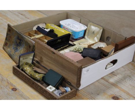 A TRAY OF ASSORTED COSTUME JEWELLERY TO INC A CARVED WOODEN BOX, ENAMEL BUCKLE ETC