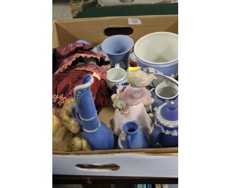 A TRAY OF ASSORTED SUNDRIES TO INCLUDE A SMALL WEDGWOOD BLUE AND WHITE PLANTER, CERAMIC HEADED DOLL ETC