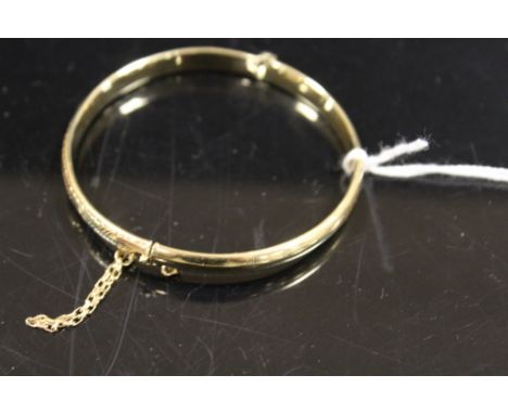 A HALLMARKED 9CT GOLD HINGED BANGLE WITH SAFETY CHAIN - APPROX WEIGHT 7.2 G