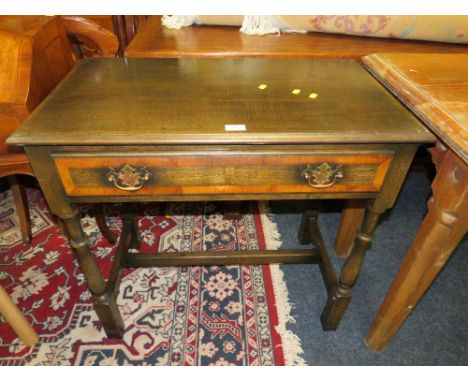 AN OAK AND CROSSBANDED SINGLE DRAWER SIDE TABLE W-80 CM