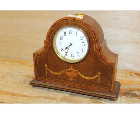 A MAHOGANY CASED EDWARDIAN MANTLE CLOCK