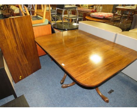 A LARGE HEAVY MAHOGANY DINING TABLE WITH ONE EXTRA LEAF AND BRASS CLIPS H-72 L-152 CM EXTENDED L-213 CM