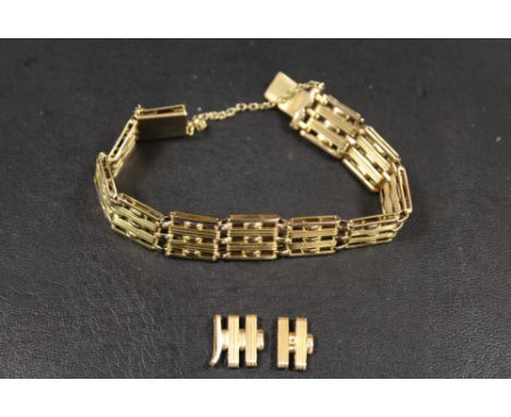 AN UNUSUAL STYLE GATE BRACELET WITH SAFETY CHAIN STAMPED 15CT - TOGETHER WITH SPARE LINK PARTS APPROX OVERALL WEIGHT 20 G 