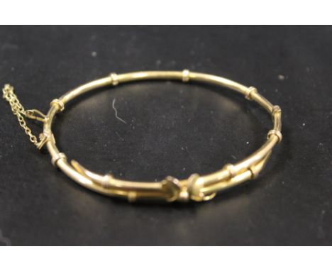 AN ORNATE 9CT GOLD BANGLE WITH SAFETY CHAIN CATCH - APPROX WEIGHT 4.9 G
