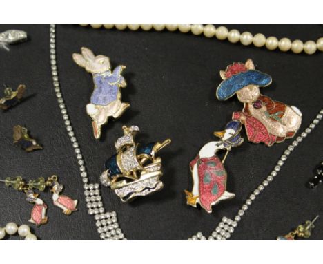 A COLLECTION OF ASSORTED VINTAGE COSTUME JEWELLERY TO INCLUDE A SELECTION OF BEATRIX POTTER ENAMEL BROOCHES AND EARRINGS