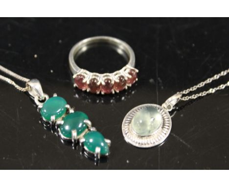 A SELECTION OF VINTAGE SILVER JEWELLERY TO INCLUDE GEMSTONE RING, JADE STYLE NECKLACE AND ANOTHER NECKLACE