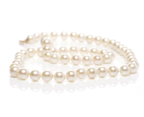 FRESHWATER PEARL NECKLACE
formed by spherical pearls each approximately 6mm diameter, with a fourteen carat gold clasp, 45cm 