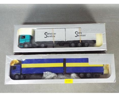 Tekno - 2 x boxed DAF trucks in 1:50 scale. The blue and yellow truck has a separate trailer and the other has removable cont