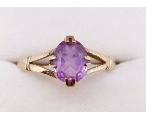 A 9 carat gold amethyst ring, size S to T, 3.2g 