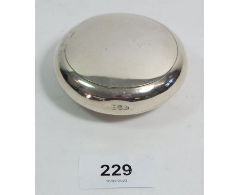 A silver circular snuff box, by Thomas Hayes, 7.5cm, Birmingham 1901 