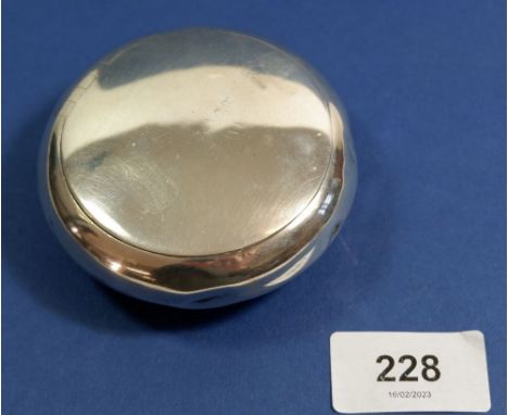 A circular silver snuff box, 8cm diameter, 90g, Chester 1913 