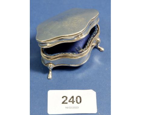 A silver small trinket box on four feet, Birmingham 1922, 5.5cm wide 