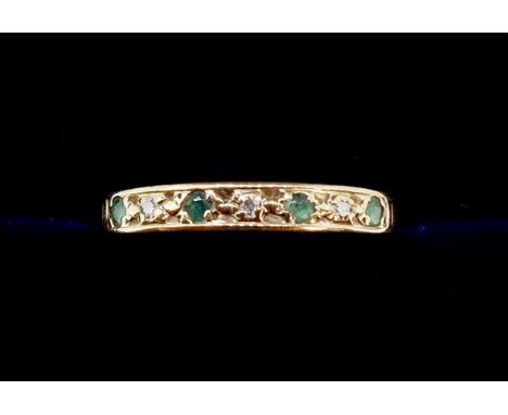 A 9 carat gold emerald and diamond chip line set ring, size N to O 