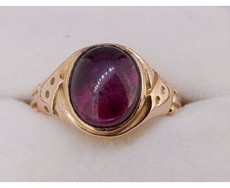 A 15 carat gold cabochon garnet ring, size Q - R 