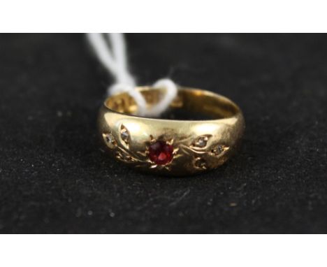 An 18ct gold garnet set ring, size I