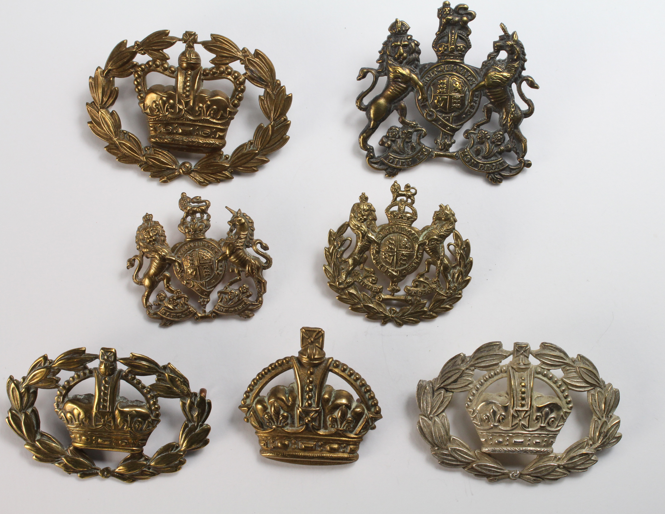 Badges (7) 4 Crown badges and 3 General Service badges (1 Victorian).