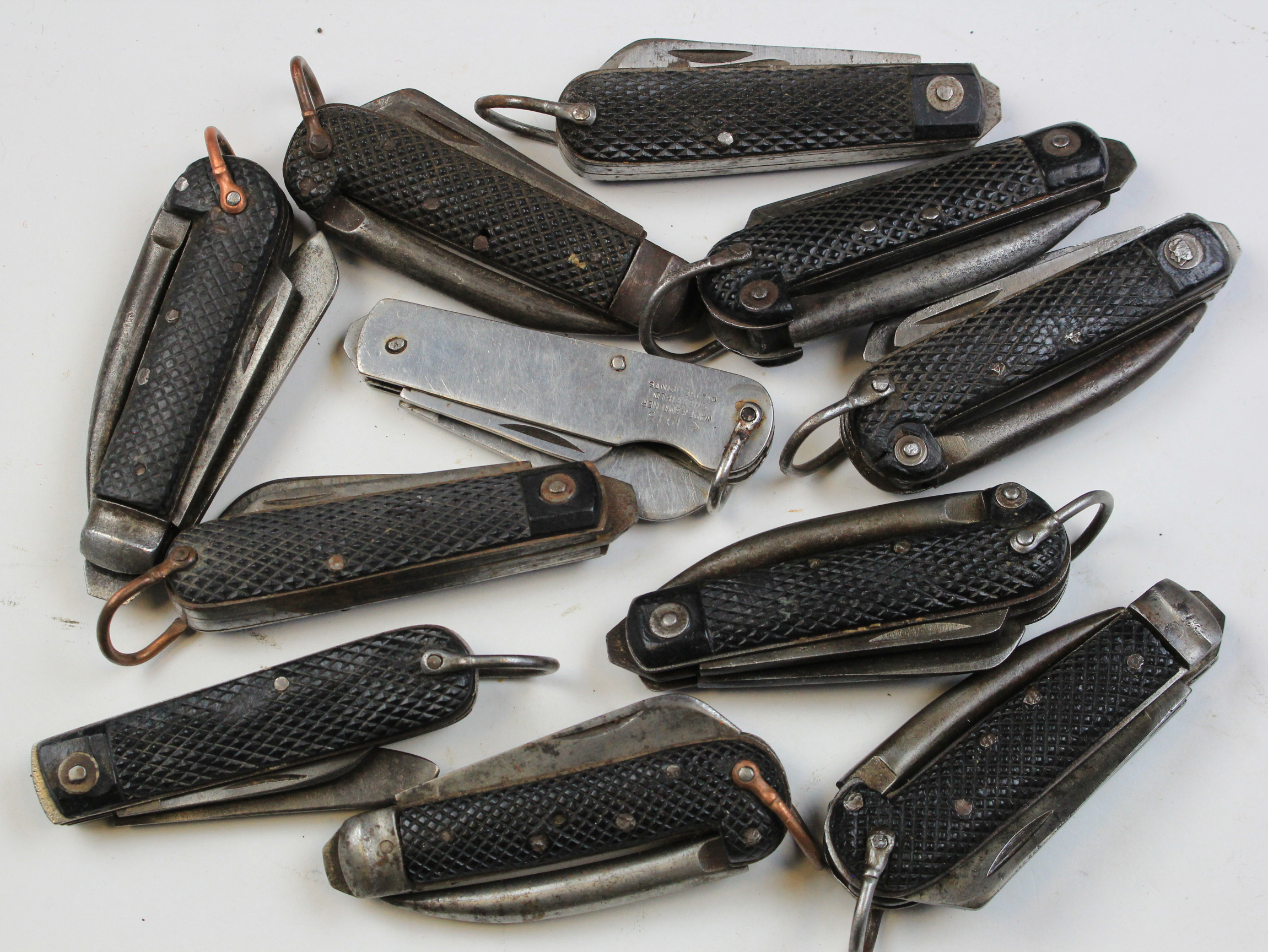 WW2 army pocket knives (approx 11)