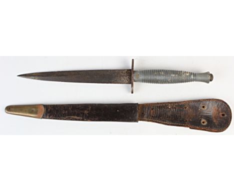 Commando Dagger with ribbed plain handle, in leather scabbard. No makers marks