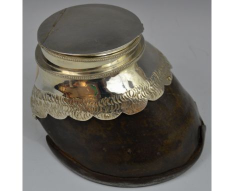 A large E.P.N.S mounted horse's hoof table snuff box, hinged cover, iron shoe, 13cm wide