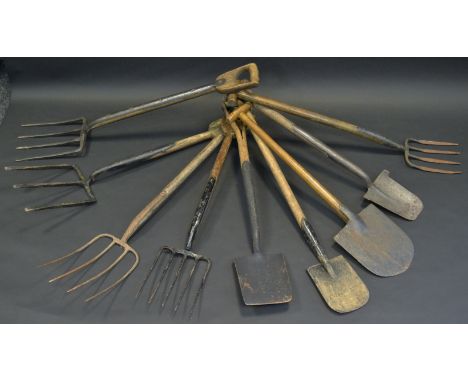 Horticultural Tools - a post digging spade, 92cm long; a four tine yard fork; other spades and forks (9)