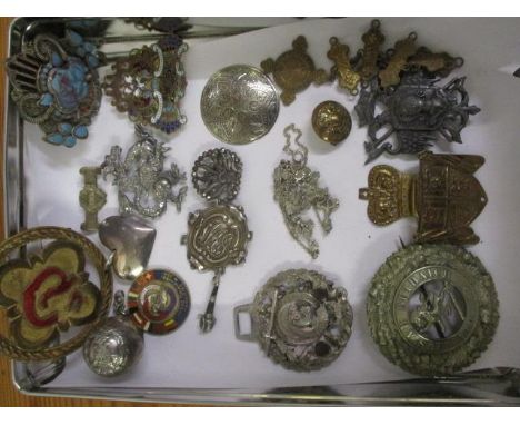 Military related items to include cap badges, a swagger stick handle, jewellery, a Scottish brooch and other items 