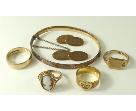 A collection 9ct gold jewellery, comprising a pair of cufflinks, with engraved zig-zag decoration, a signet ring, size P/Q, a