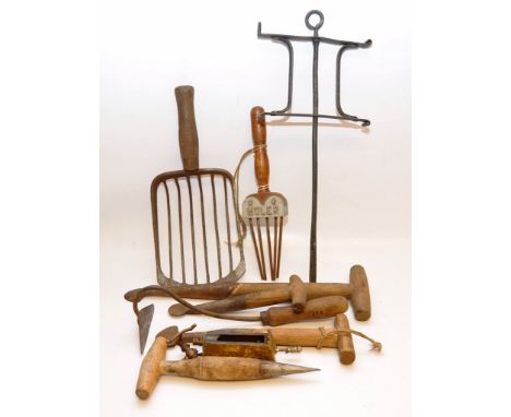 COLLECTION OF VINTAGE GARDEN TOOLS, HAND DIBBERS, HOE, GARDEN LINE, COOKS OF NORWICH MOLER AND HEDGE TRIMMER ETC. 