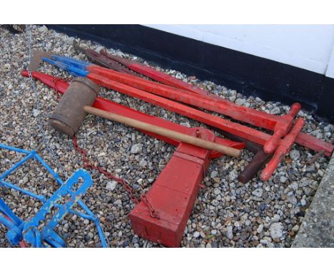 VINTAGE WOODEN CART JACK, FOUR VARIOUS HAND TOOLS AND A LARGE WOODEN BEETLE MALLET 