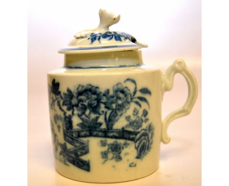 A WORCESTER MUSTARD POT PRINTED IN UNDER-GLAZED BLUE WITH THE FENCED GARDEN PATTERN, THE COVER ASSOCIATED, HEIGHT OF POT 7CM 