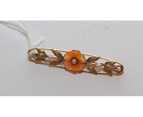 VINTAGE 15CT GOLD BROOCH DECORATED WITH SEED PEARLS AND A CENTRAL AGATE CARVED AS A FLOWER 