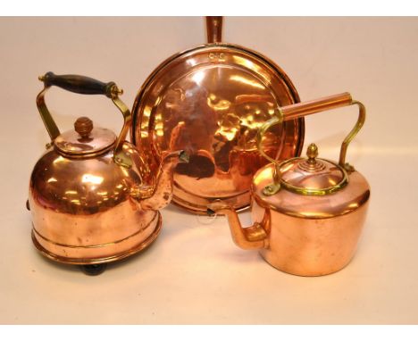AN ANTIQUE COPPER WARMING PAN WITH TURNED WOODEN HANDLE AND TWO DECORATIVE COPPER VINTAGE KETTLES (COLLECTORS ITEMS ONLY) 