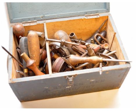 BOX OF INTERESTING COLLECTORS' TOOLS, MINIATURE WOODEN HANDLE AUGERS, SCREW DRIVERS, CLAMPS, KEYS ETC. 