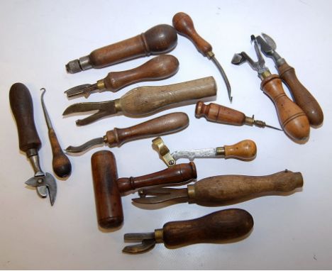 A GROUP OF WOODEN HANDLED DOMESTIC TOOLS, BUTTON HOOKS, TIN OPENERS ETC (14 ITEMS) 