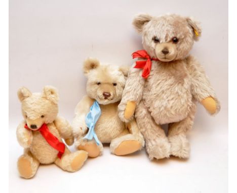 THREE MODERN STEIFF TEDDY BEARS WITH RED AND BLUE RIBBONS, ALL BEARING BUTTONS TO EAR 