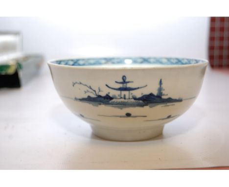A WORCESTER BLUE AND WHITE BOWL DECORATED WITH THE CANON BALL PATTERN, 15CM 