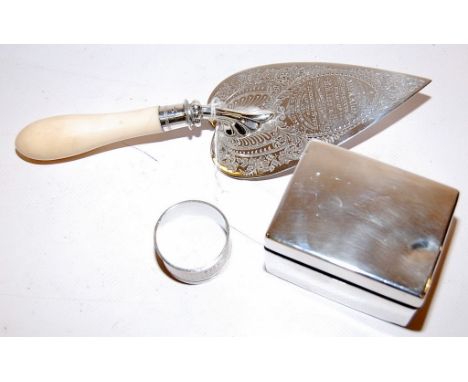 A FINE QUALITY SILVER BLADED PRESENTATION TROWEL WITH IVORY HANDLE LONDON 1898 BEARING PRESENTATION INSCRIPTION TO BLADE - TO