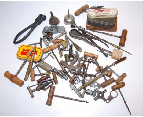 A LARGE COLLECTION OF INTERESTING VINTAGE ITEMS, SHOT MAKING TOOLS, VARIOUS MINIATURE SPANNERS AND SCREW DRIVERS, OILERS, MIN
