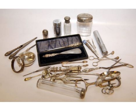 A COLLECTION OF DOMESTIC PLATED AND SOME SILVER ITEMS, TO INCLUDED BUTTON HOOKS, GLOVE STRETCHERS, TEA AND SALT SPOONS, TONGS