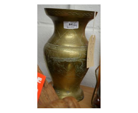 A brass vase, 25 cm high, an oil lamp, and assorted ceramics (qty) Condition report Report by GH

Small chips to the serving 