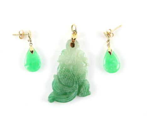 Carved jade fish pendant, with an 18 ct gold loop, together with a pair of jade drop earrings with 14 ct gold post and butter
